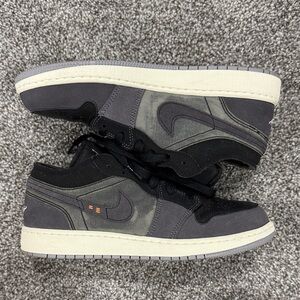 Jordan Kids Sneakers in Black and Gray